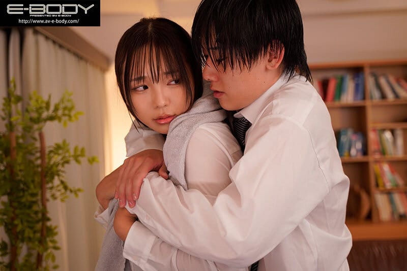หนังโป๊av ต้องมาหลบฝนกับเพื่อน EBWH-212 2